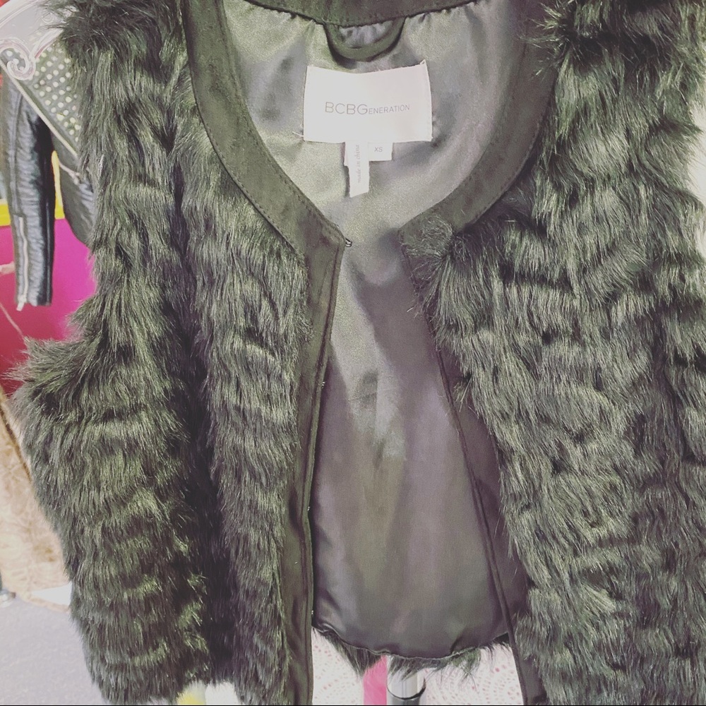 Women’s Black Faux Fur vest... last one left...$30